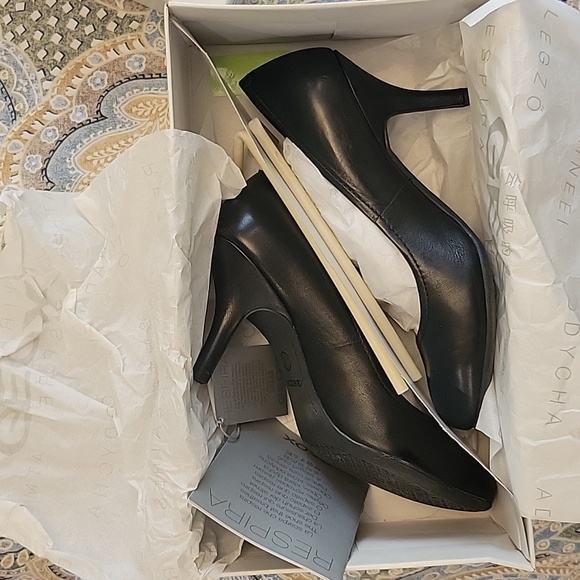 Shoes - Picture 8 of 9